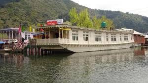 Deluxe-Houseboat-srinagar